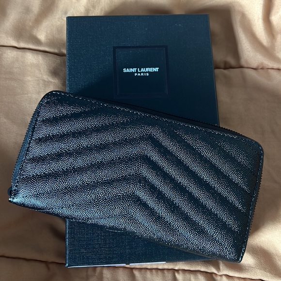 Black Pebble Grain Zip Around Wallet NIB - Picture 4 of 5